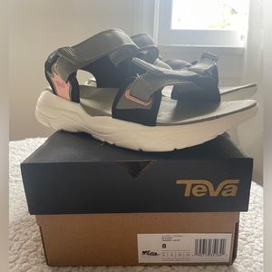 BNIB Teva Zymic Sandal, max comfy soles, size 8